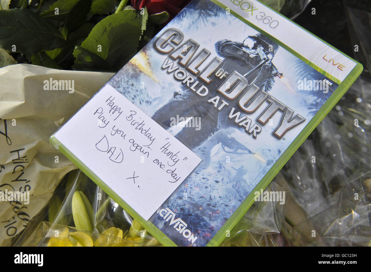Une copie du jeu X-Box « Call of Duty World at War » laissé par Phillip Hunt, le père de Richard Hunt, le 200e soldat à mourir en Afghanistan à la base du cenotaphe à un mémorial pour célébrer la vie de Richard dans sa ville natale d'Abergavenny. Banque D'Images