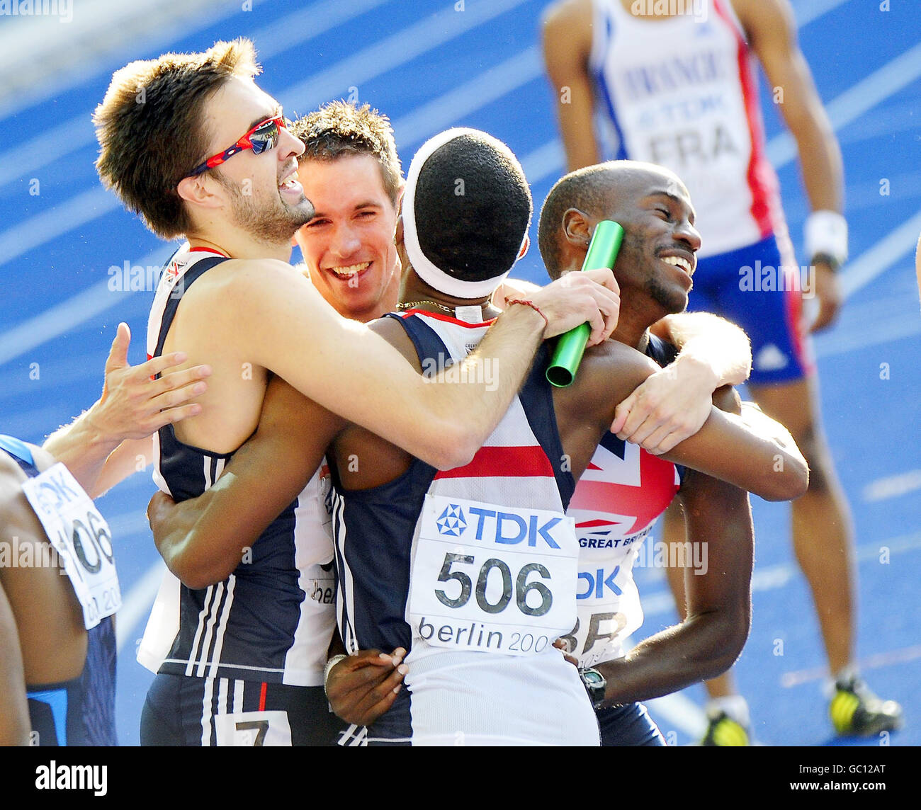 Martyn Rooney, Robert Tobin, Conrad Williams et Michael Bingham, en Grande-Bretagne, célèbrent leur médaille d'argent lors de l'épreuve de relais 4 x 400 m masculin lors des championnats du monde de l'IAAF à l'Olympiastadion, à Berlin. Banque D'Images