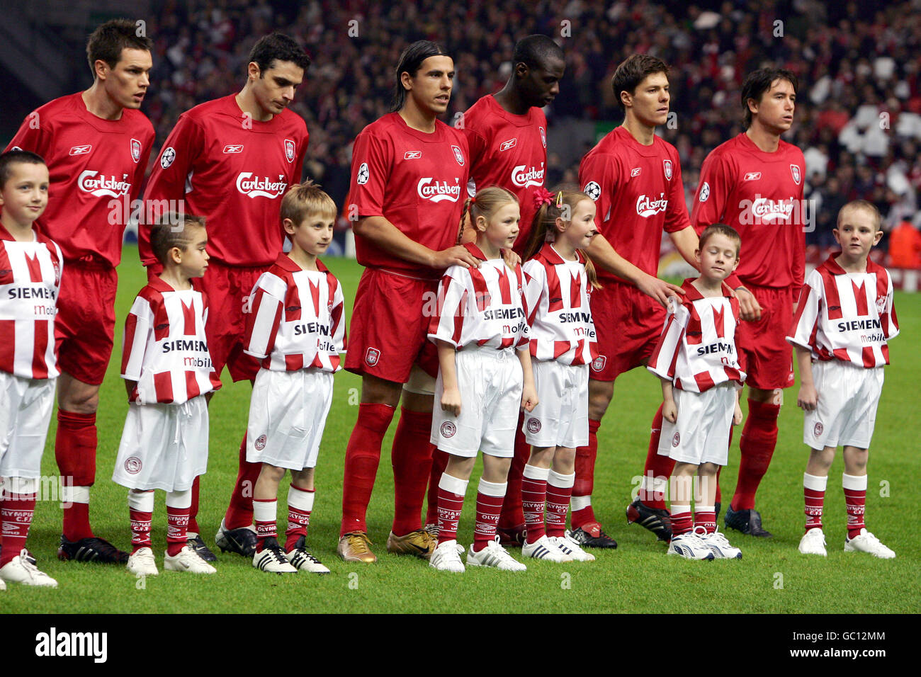 Football - Ligue des champions de l'UEFA - Groupe A - Liverpool v Olympiakos. Les mascottes s'alignent avec les joueurs avant le lancement Banque D'Images