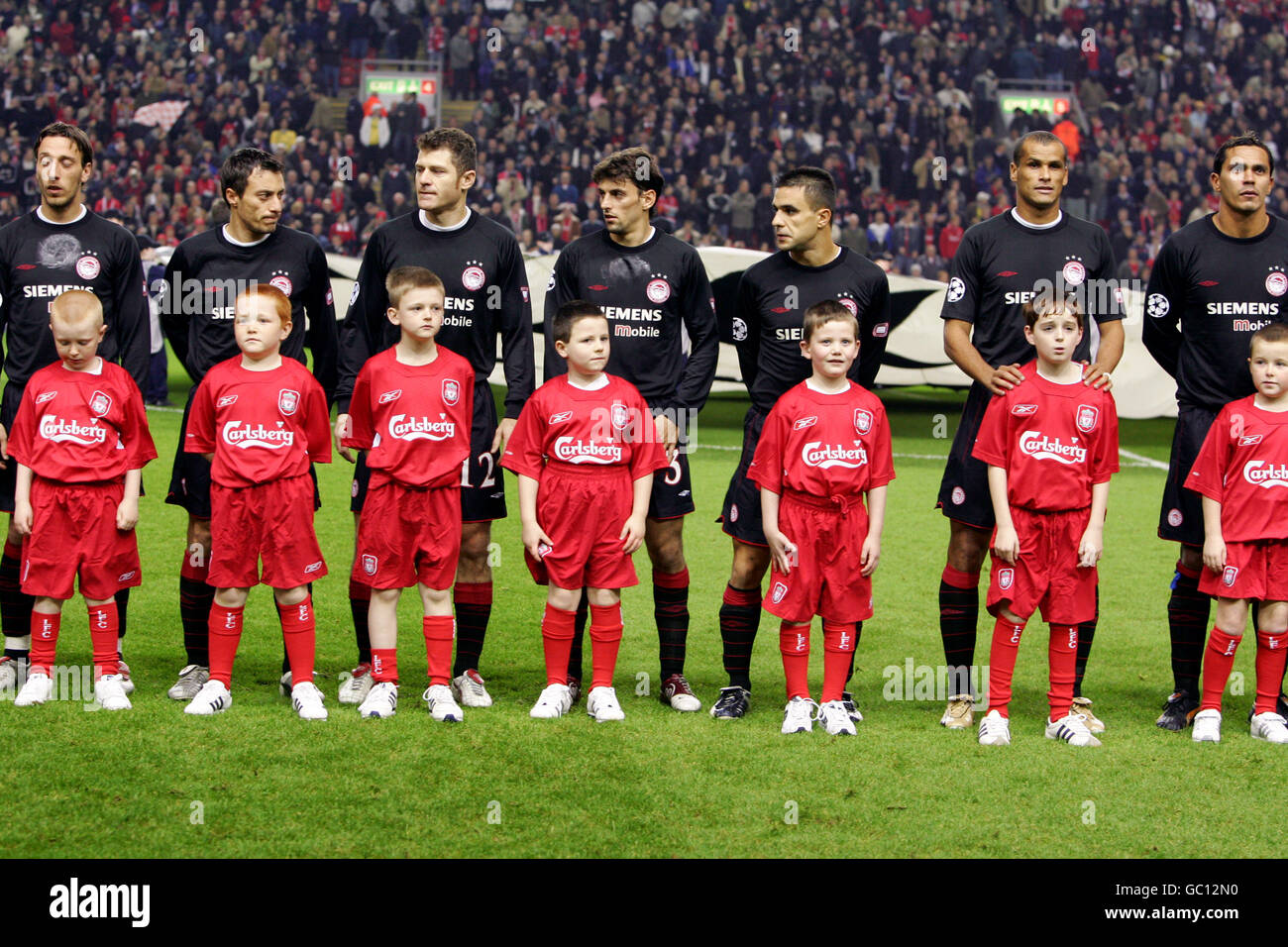 Football - Ligue des champions de l'UEFA - Groupe A - Liverpool v Olympiakos. Les mascottes s'alignent avec les joueurs avant le lancement Banque D'Images