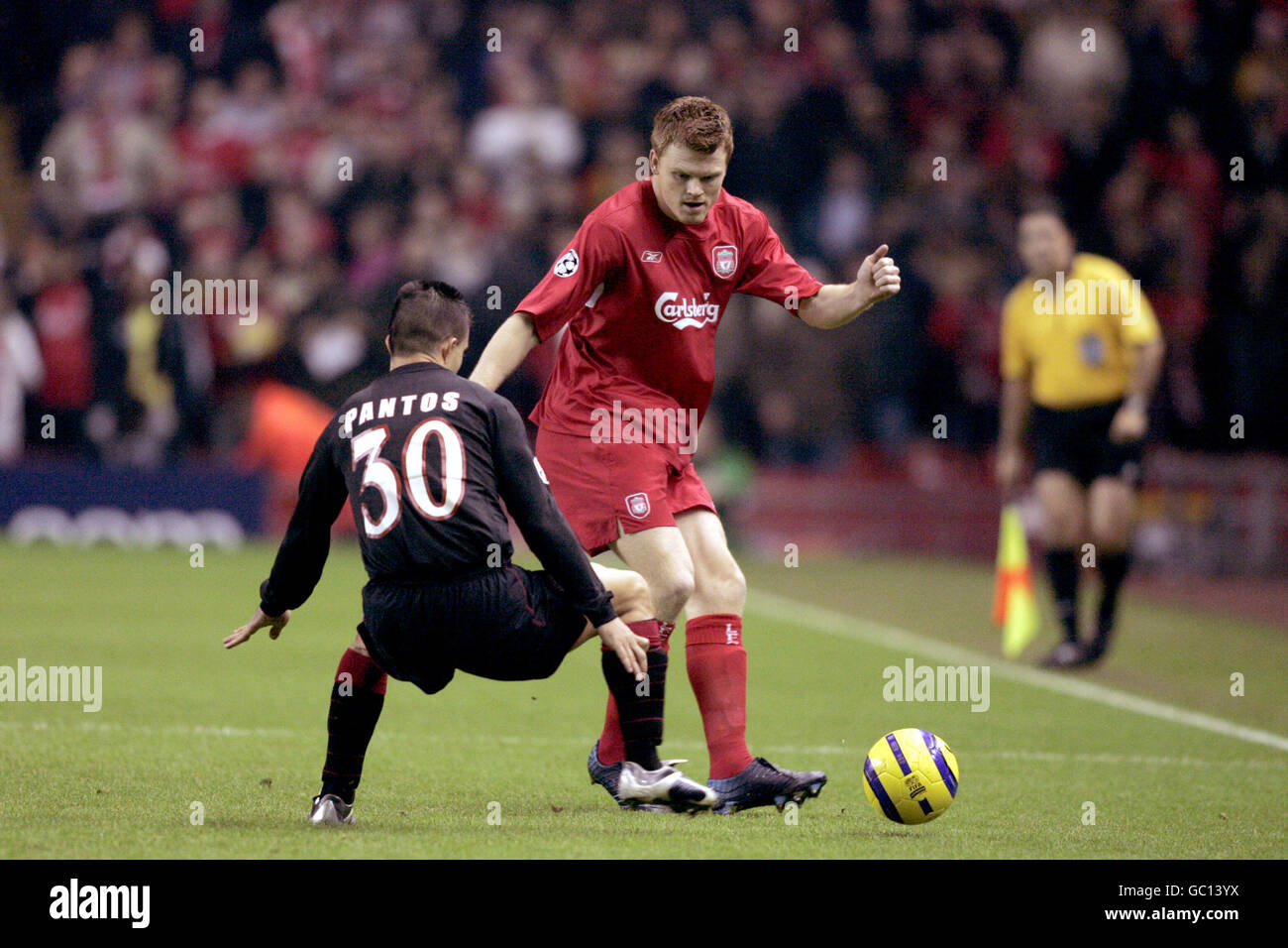 Football - Ligue des champions de l'UEFA - Groupe A - Liverpool v Olympiakos.John Arne Riise de Liverpool et Anastasios Pantos d'Olympiakos se battent pour le ballon Banque D'Images