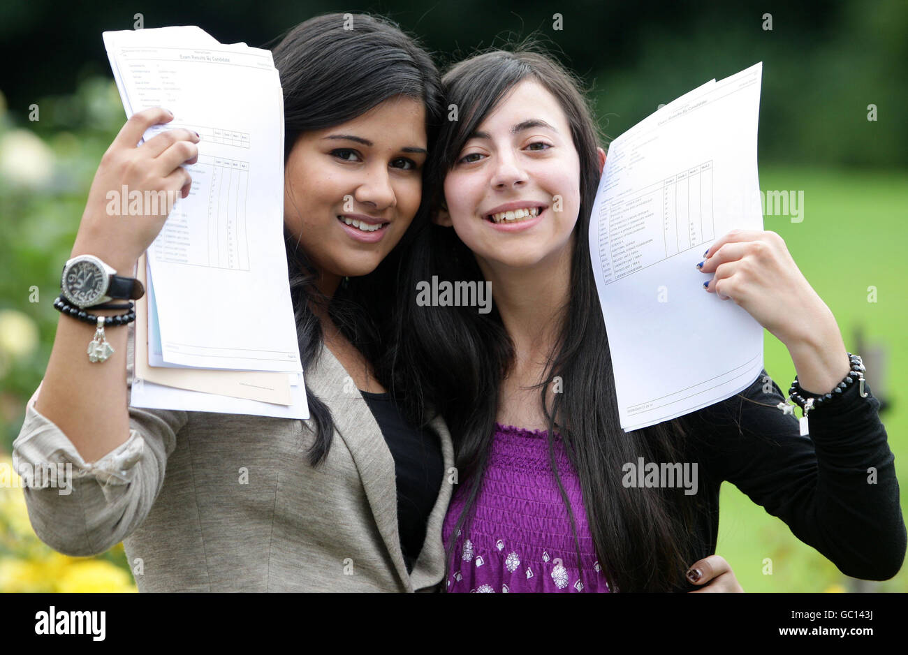 Hibah Ansary (à gauche) célèbre avec Jemma Becker après avoir reçu 10 A* GCSE à l'école secondaire de Manchester pour filles. Banque D'Images