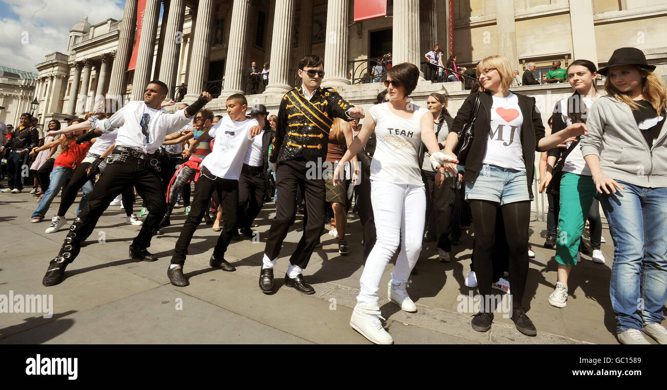 Des centaines de fans de Michael Jackson participent à la danse « Thriller », en hommage au chanteur américain décédé récemment, à Trafalgar Square, dans le centre de Londres, cet après-midi. Banque D'Images