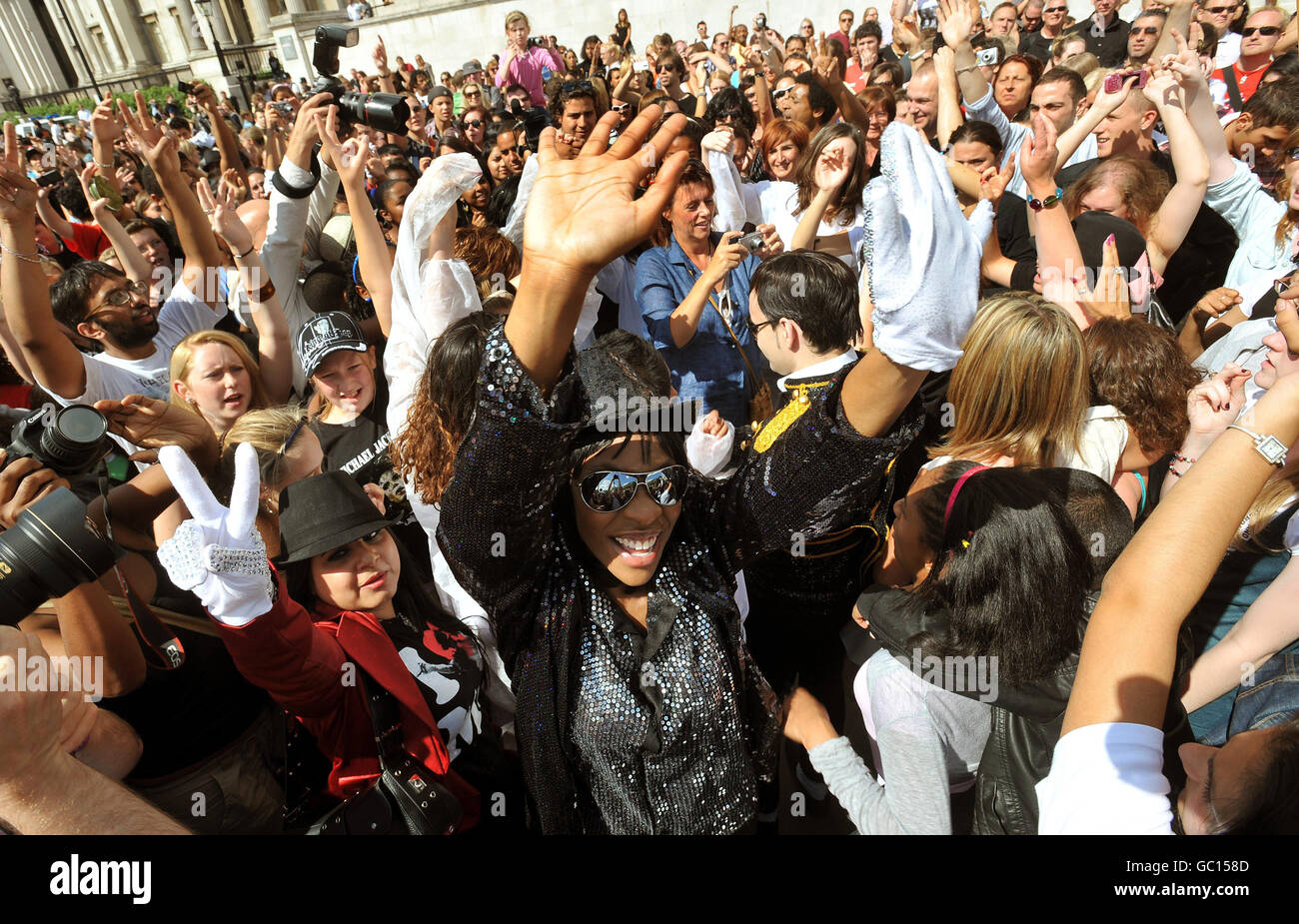 Shimaya Jackson (au centre) se joint à des centaines de fans de Michael Jackson, dansant la routine de danse « Thriller », en hommage au chanteur américain qui est décédé récemment, à Trafalgar Square, dans le centre de Londres, cet après-midi. Banque D'Images