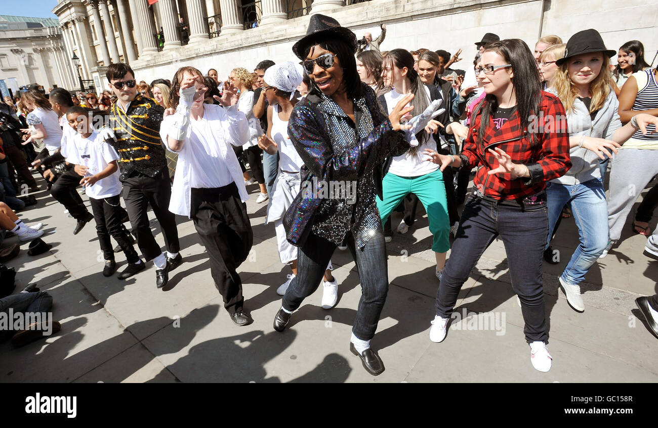Des centaines de fans de Michael Jackson participent à la danse « Thriller », en hommage au chanteur américain décédé récemment, à Trafalgar Square, dans le centre de Londres, cet après-midi. Banque D'Images