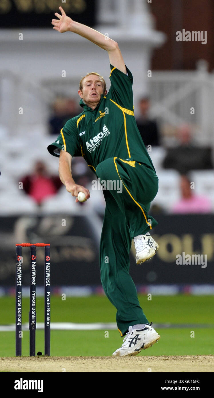 Cricket - NatWest Pro40 - Division 1 - Outlaws de Notinghamshire / Yorkshire Carnegie - Trent Bridge.Andy carter, des Outlaws du Nottinghamshire, s'oppose à Yorkshire Carnegie Banque D'Images