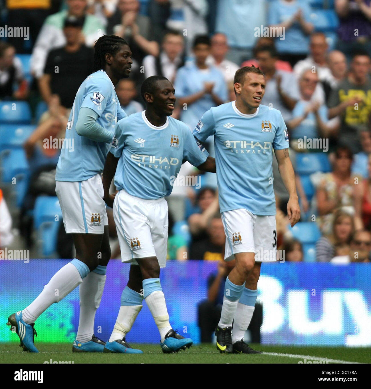 Craig Bellamy, de Manchester City, célèbre son deuxième but contre lequel ses coéquipiers Shaun Wright-Phillips (au centre) et Emmanuel Adebayor (à gauche), lors de la pré-saison amicale au City of Manchester Stadium, Manchester. Banque D'Images