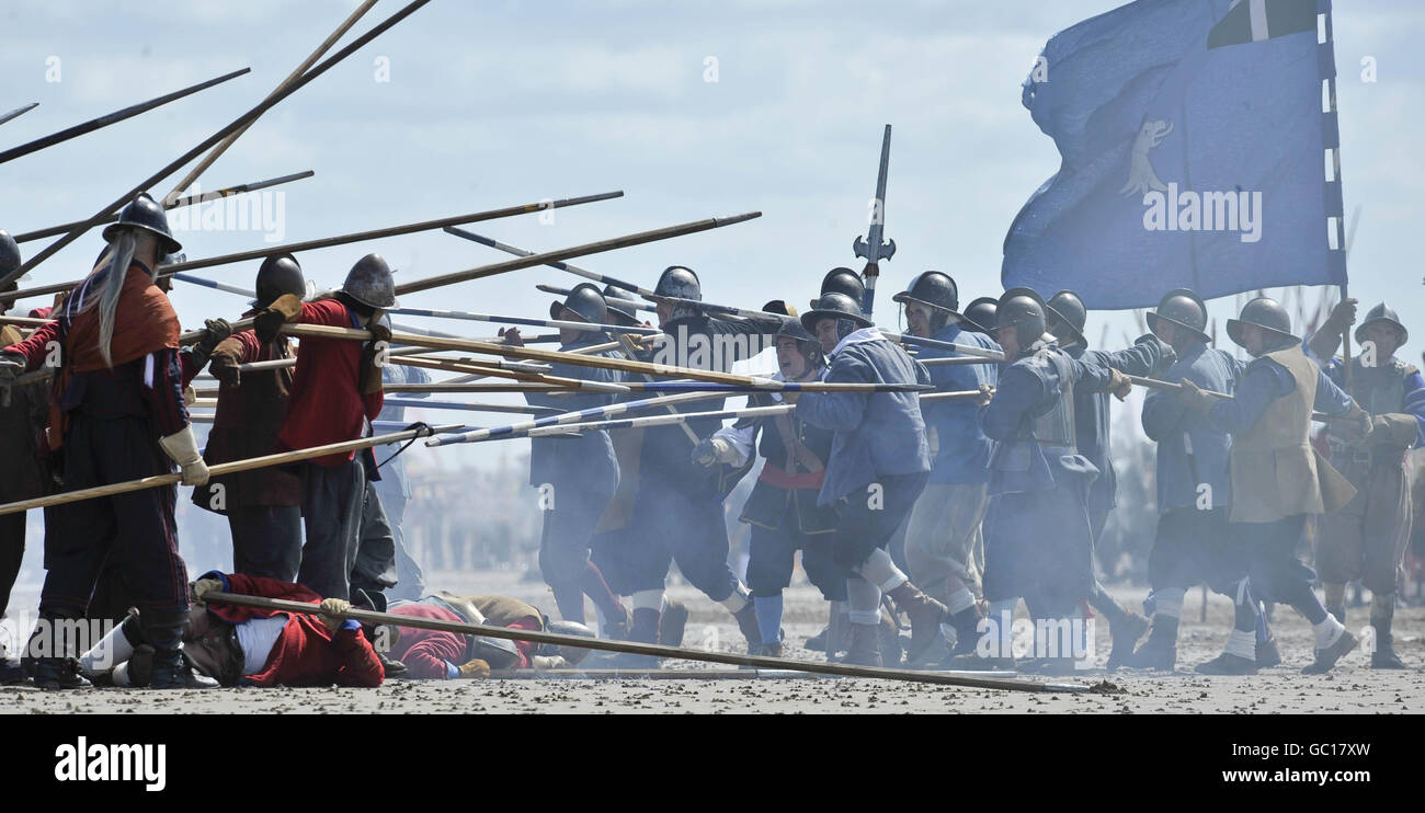 Les membres de la Sealed Knot - la plus grande société de reconstitution en Europe, réaffrontent les célèbres batailles de la guerre civile anglaise sur le front de mer à Weston-super-Mare. Banque D'Images