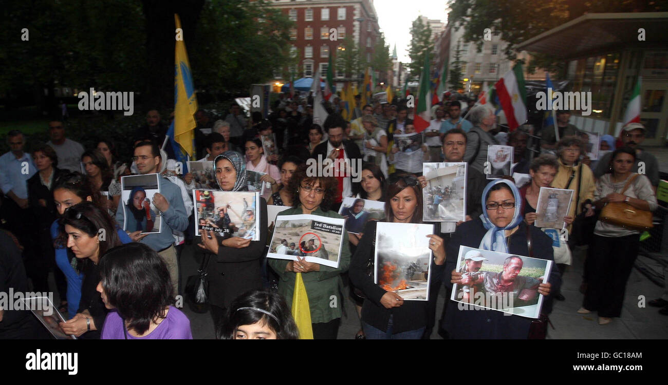Camp Ashraf proteste à Londres. Manifestants devant l'ambassade des États-Unis à Londres. Banque D'Images