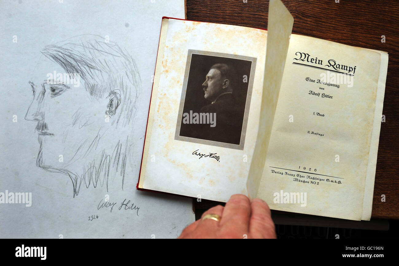 Vente aux enchères de souvenirs d'Hitler.Une copie de Mein Kampf signée par Adolf Hitler qui a été vendue aux enchères spécialisées de Mullock à Ludlow. Banque D'Images
