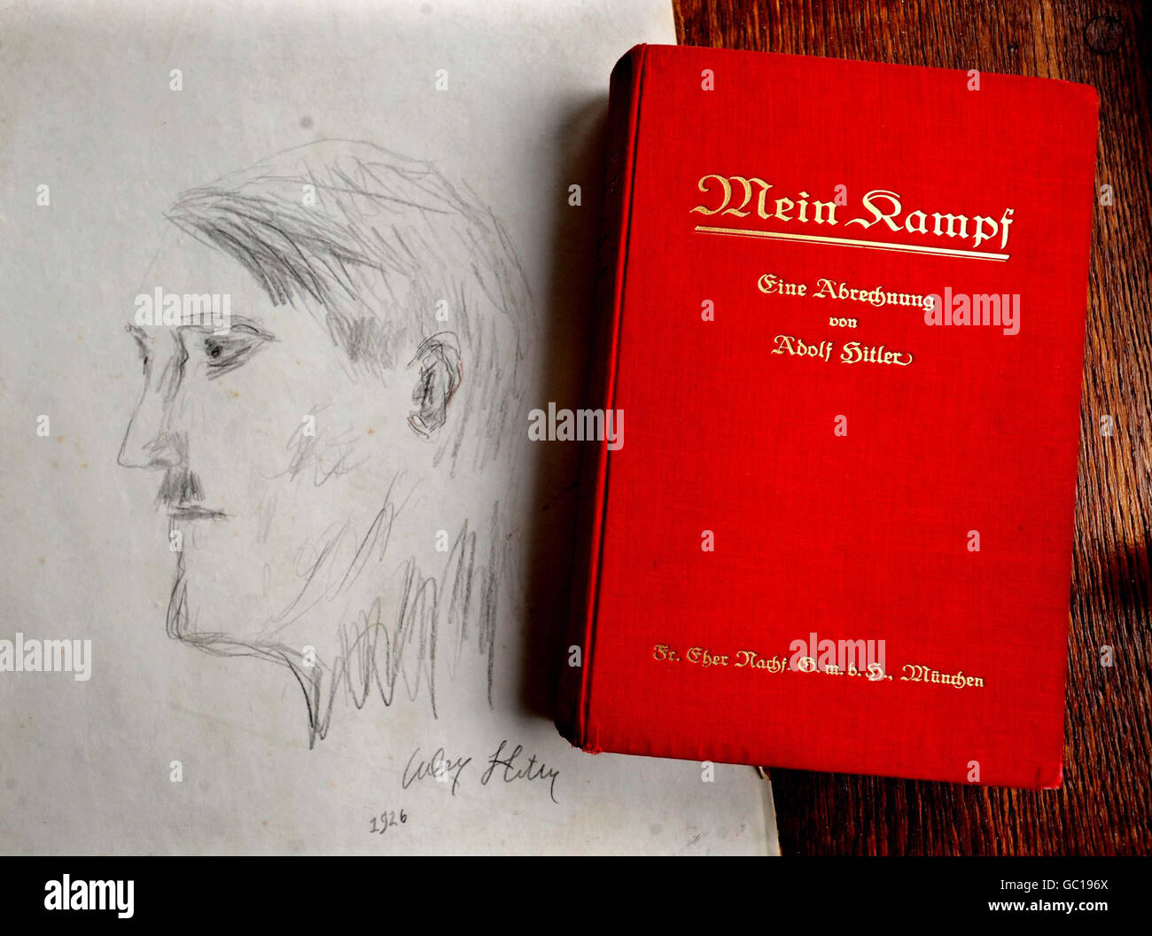 Vente aux enchères de souvenirs d'Hitler.Une copie de Mein Kampf signée par Adolf Hitler qui a été vendue aux enchères spécialisées de Mullock à Ludlow. Banque D'Images