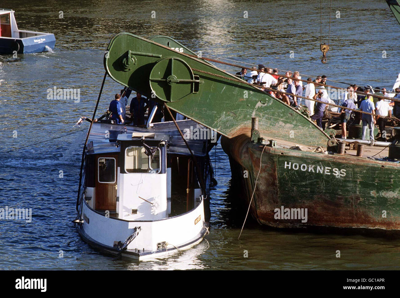 Image du fichier, datée du 21 août 1989.La marchionne de plaisance de la Tamise est soulevée de la rivière, où elle a coulé après avoir été en collision avec le dredger Bowbelle. Banque D'Images
