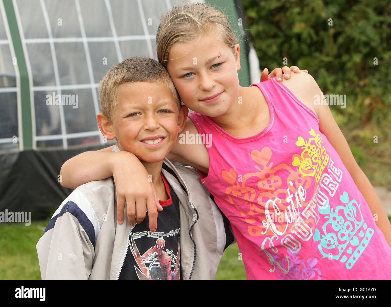 Paige Dean, 11 ans, et son frère Cameron, 7 ans, se sont rendu sur les lieux de Benllech, Anglesey, où Paige a triché la mort après avoir sauté de la voiture de son grand-père avant qu'elle ne tombe à 50 mètres d'un bord de falaise et atterrit dans la mer. Banque D'Images