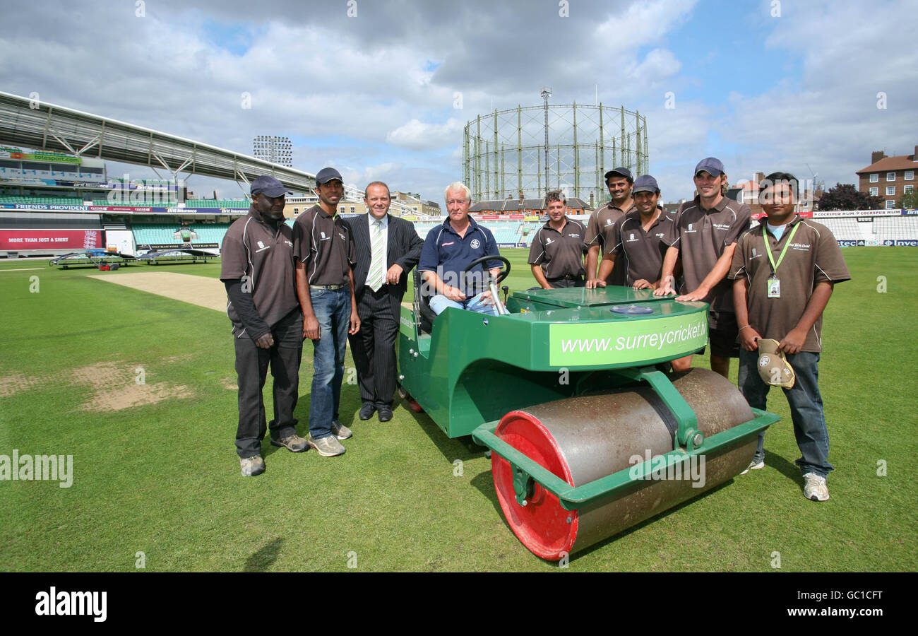 Clive Stephens avec le personnel du terrain de Surrey qui prépare le terrain pour le test des cendres au Brit Oval. Banque D'Images