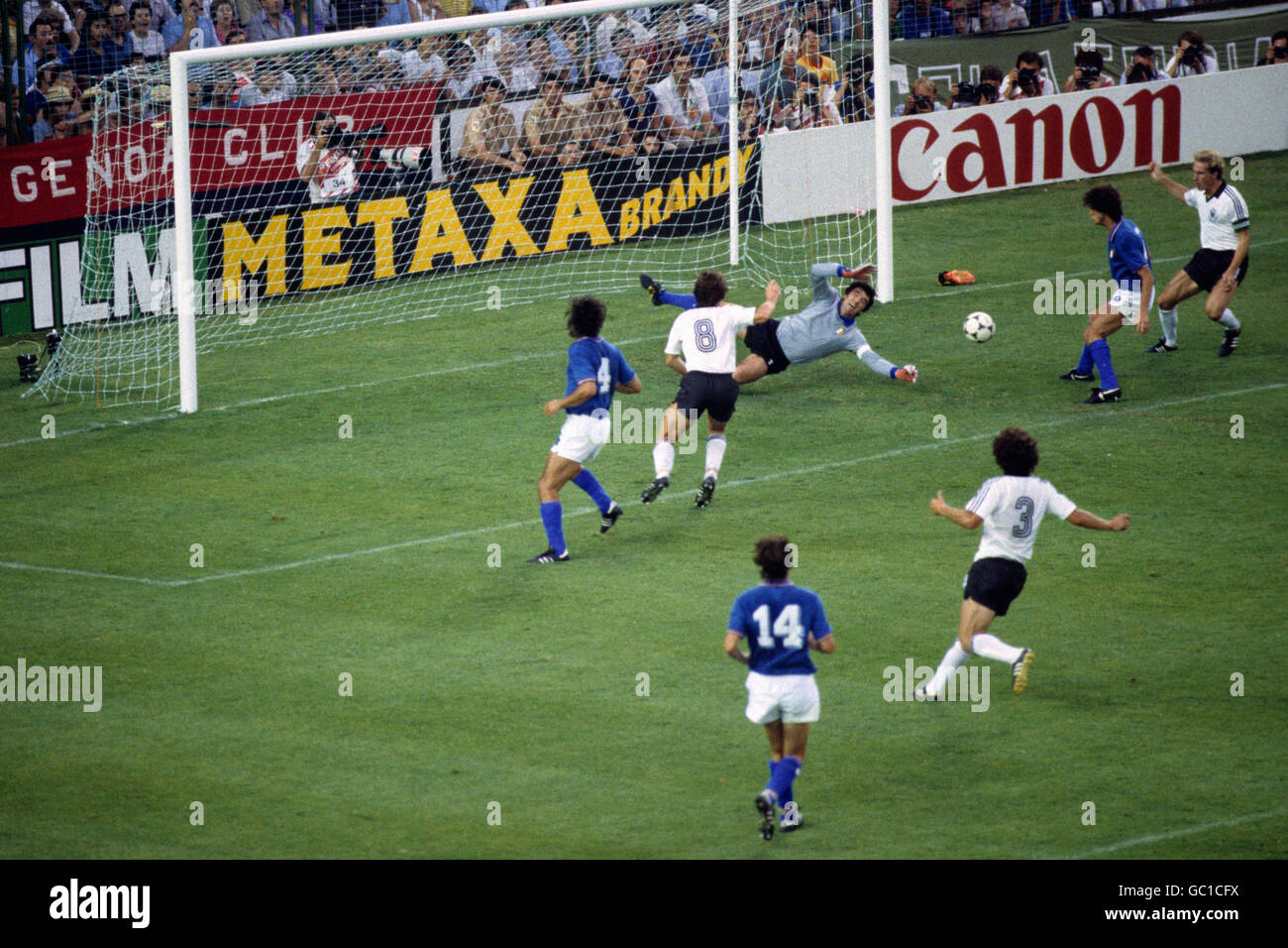 Le gardien de but de l'Italie Dino Zoff sauve aux pieds de l'Ouest Karl-Heinz Rummenigge (à l'extrême droite) et Klaus Fischer (8) Banque D'Images