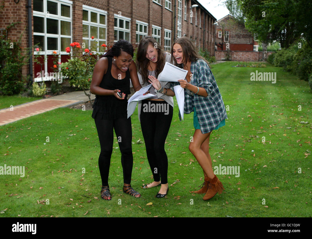 (À partir de la gauche) Antonia Adeambo, Charlotte Murphy et Rebecca Wynn célèbrent leurs 4 NIVEAUX A à l'école Withington Girls School à Withington, Manchester. Banque D'Images