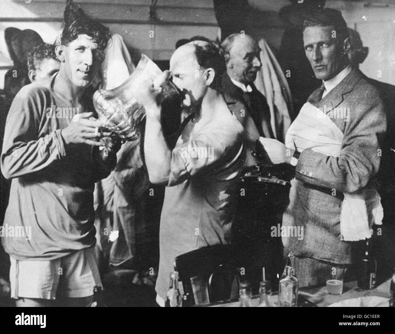Billy Hardy, de Cardiff City, propose des boissons de la FA Cup avec Aide du capitaine Fred Keenor (l) Banque D'Images