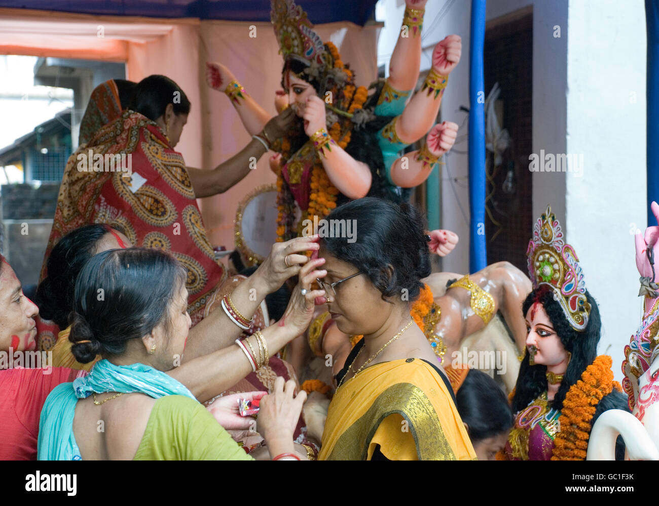 L'échange entre les femmes au foyer vermillion hindous à la fin de Durga Puja festival, Kolkata, West Bengal, India Banque D'Images