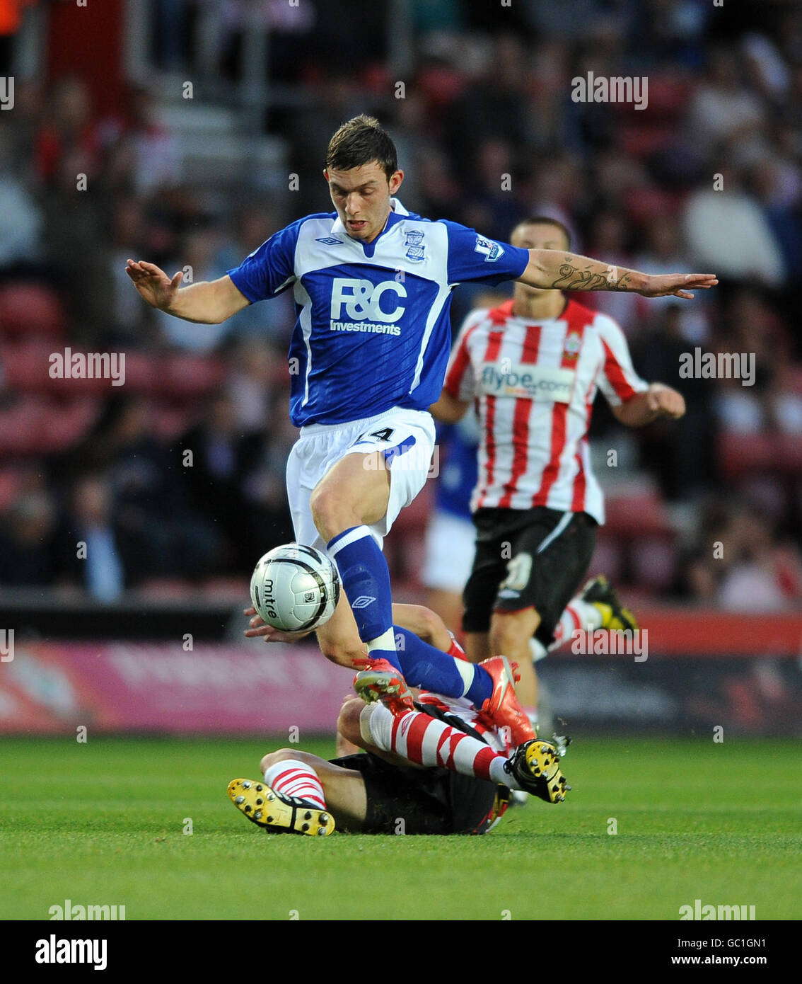 Football - Carling Cup - deuxième tour - Southampton v Birmingham City - Stade St Mary.DaN Harding de Southampton s'attaque à James O'Shea de Birmingham Banque D'Images