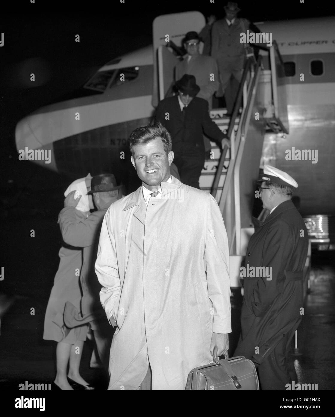 Edward Kennedy, 28 ans, avocat en exercice au Massachusetts et frère cadet du président américain élu, à son arrivée à l'aéroport de Londres en route vers Salisbury, en Rhodésie, pour une tournée de trois semaines en Afrique en tant qu'observateur officiel de la nouvelle administration démocrate. Banque D'Images