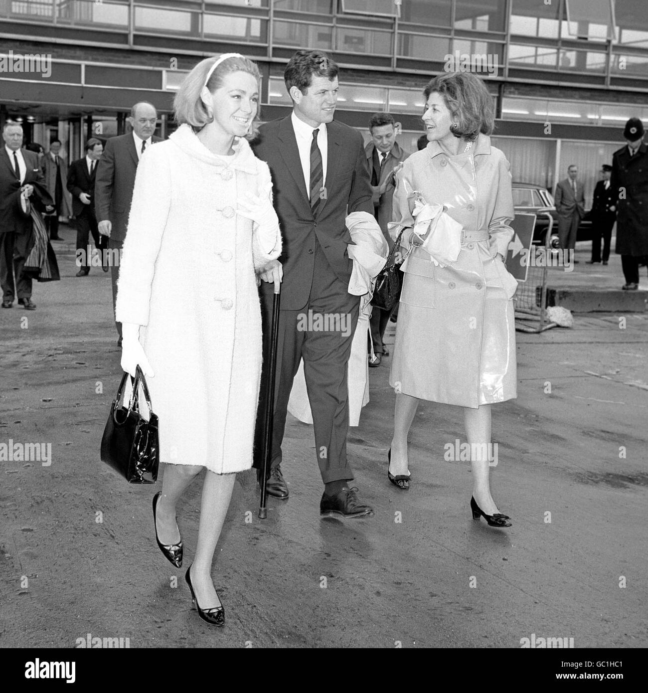 Le sénateur Edward Kennedy, frère du regretté président américain, avec sa femme Joan (à gauche) et sa sœur Patricia Kennedy Lawford, épouse de l'acteur Peter Lawford quittant l'aéroport d'Heathrow pour les États-Unis.Ils parlaient après avoir assisté à l'inauguration du Mémorial de Runnymede à John F Kennedy. Banque D'Images