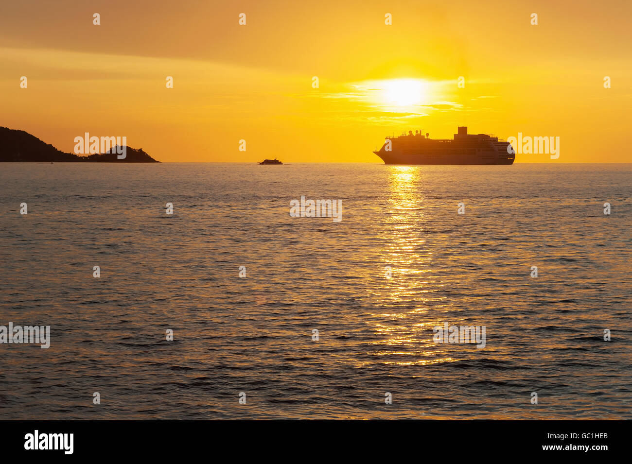 La mer spectaculaire et transports bateau avec couleur de coucher de soleil et la lumière sur le soleil au crépuscule Banque D'Images