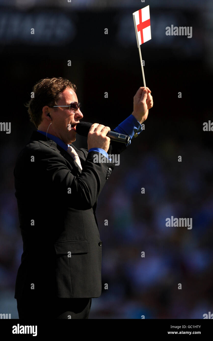 Cricket - les Ashes 2009 - npower Cinquième Test - quatrième jour - Angleterre / Australie - The Brit Oval.Un chanteur construit l'atmosphère de pré-match à l'Oval Brit Banque D'Images