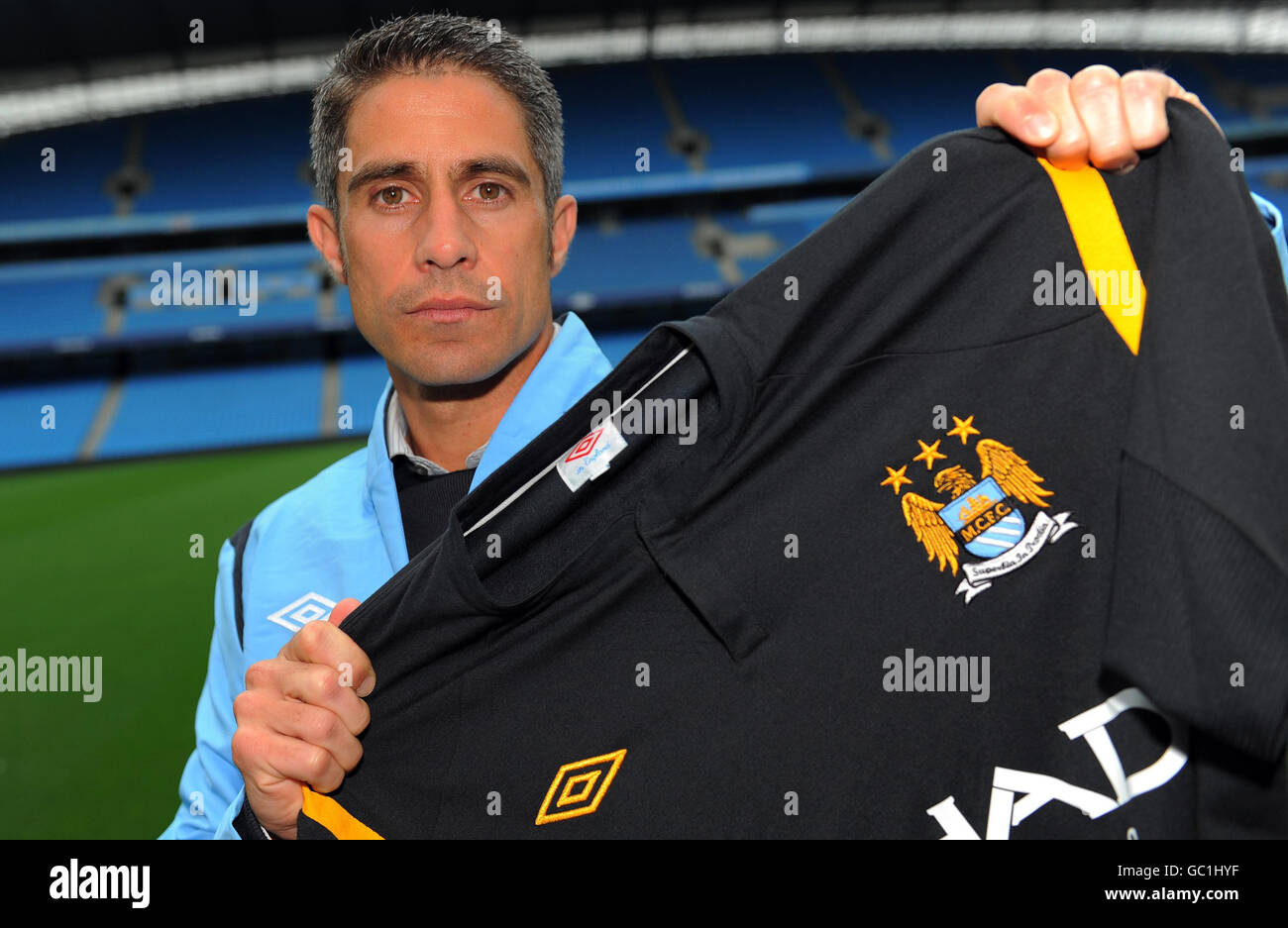 Football - Conférence de presse de Manchester City - Stade de la ville de Manchester.La nouvelle signature de Manchester City Sylvinho suite à une conférence de presse au stade de la ville de Manchester, Manchester. Banque D'Images