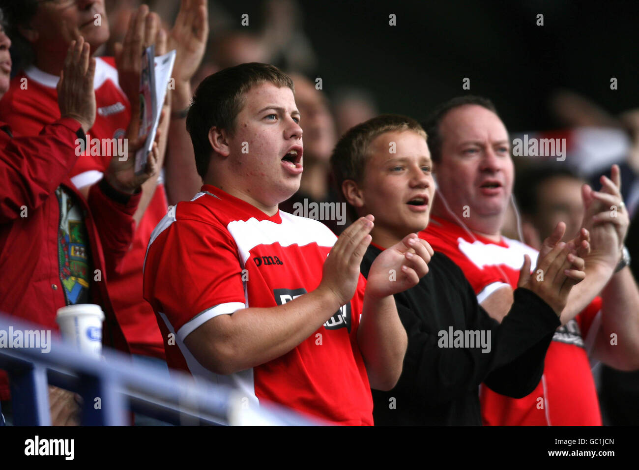 Les fans de Charlton Athletic applaudissent leur équipe à la fin du match lors du match de la Ligue 1 à Prenton Park, à Tranmere. Banque D'Images