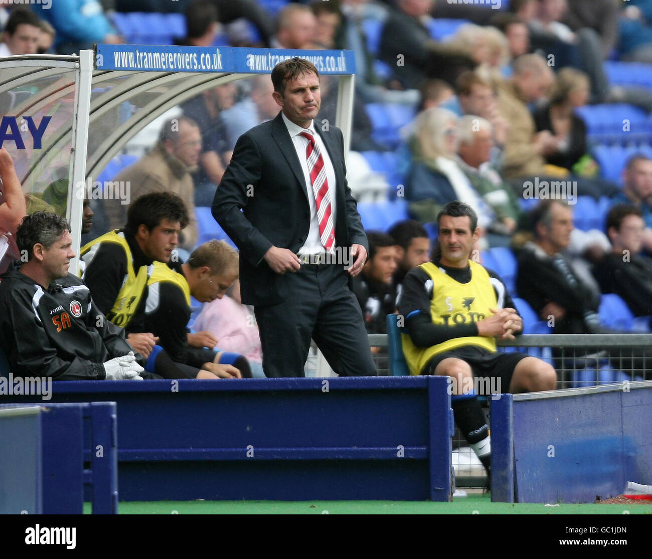 Phil Parkinson, le directeur de Charlton Athletic, lors du match de la Ligue 1 à Prenton Park, à Tranmere. Banque D'Images