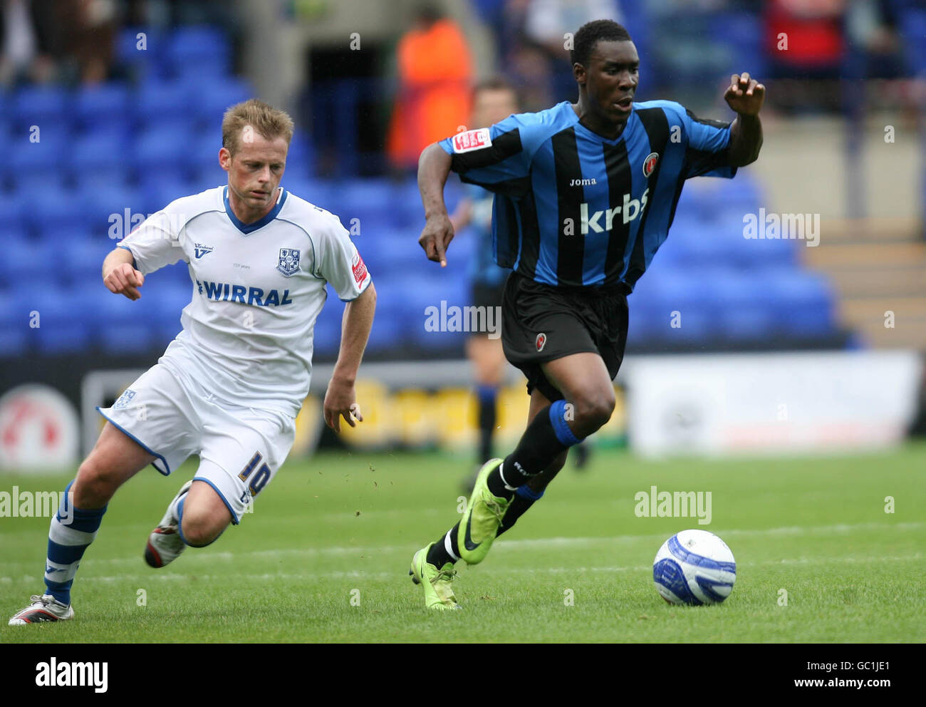 Ian Thomas-Moore de Tranmere Rovers et Lloyd Sam de Charlton Athletic lors du match de la Ligue 1 au parc de Prenton, à Tranmere. Banque D'Images