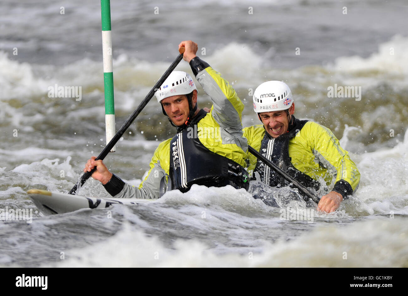 Canoë - Grande-Bretagne Canoe Slalom Team Conférence de presse - John Dudderidge House - Nottingham.Les partenaires C2 de la Grande-Bretagne Timothy Baillie et Etienne Stott (à droite) lors de leur séance de pratique matinale à Holme Pierrepont, Nottingham. Banque D'Images