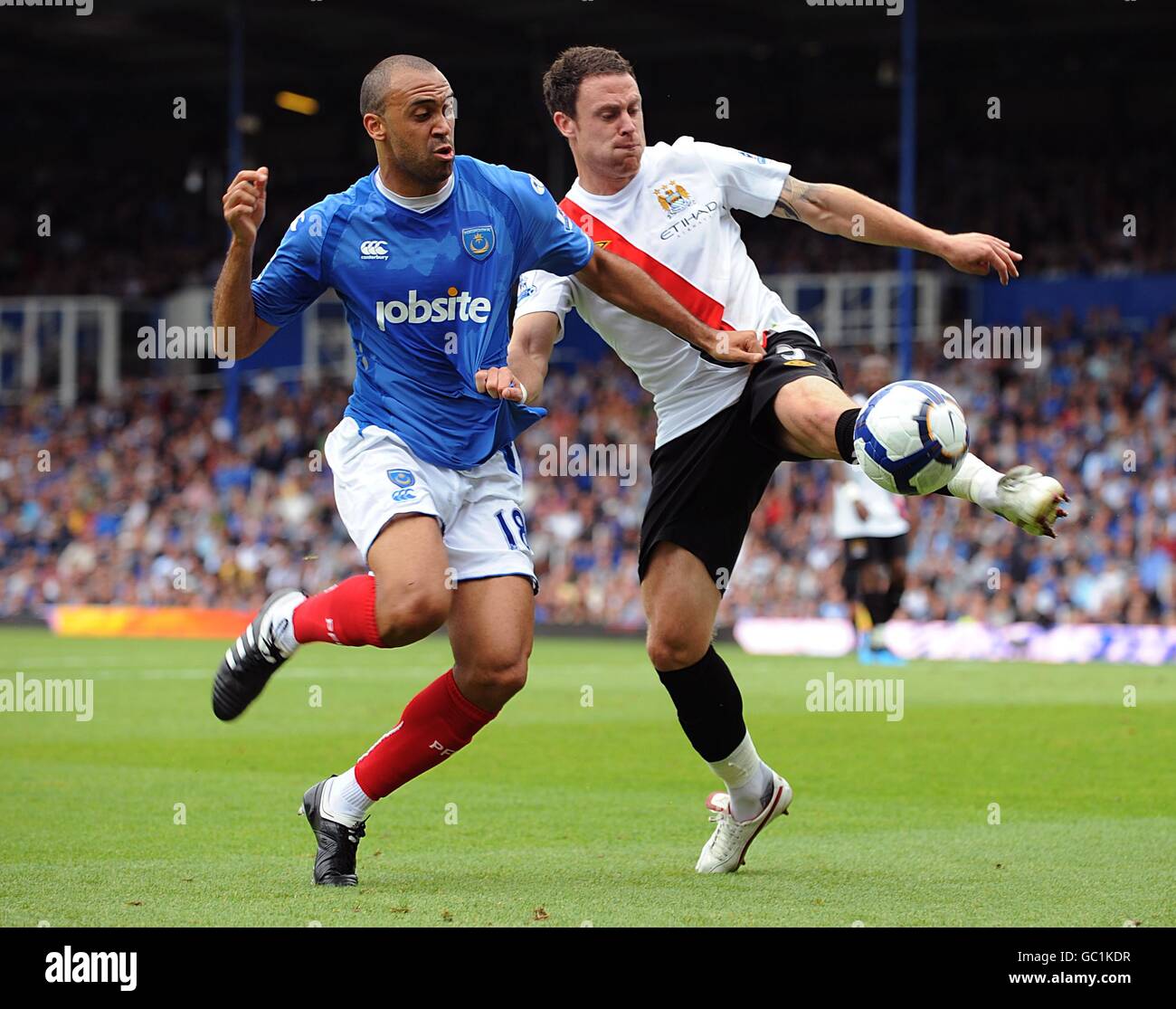Football - Barclays Premier League - Portsmouth / Manchester City - Fratton Park.Le Wayne Bridge de Manchester City et Anthony Vanden Borre de Portsmouth (à gauche) se battent pour le ballon. Banque D'Images