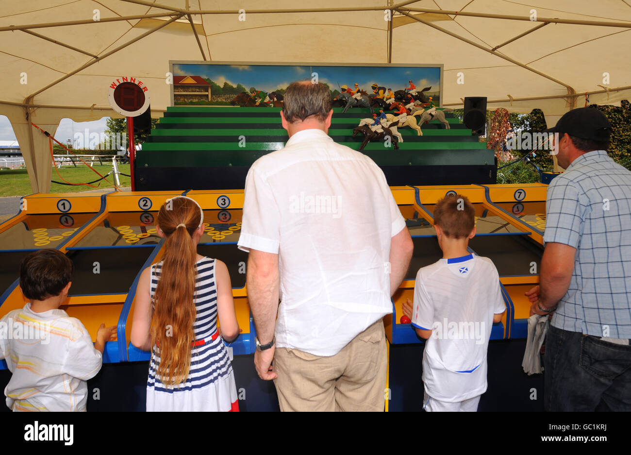 Courses hippiques - Family Fun Day - Hippodrome d'Epsom Downs.Vue générale d'un match de course hippique à l'hippodrome d'Epsom Downs Banque D'Images