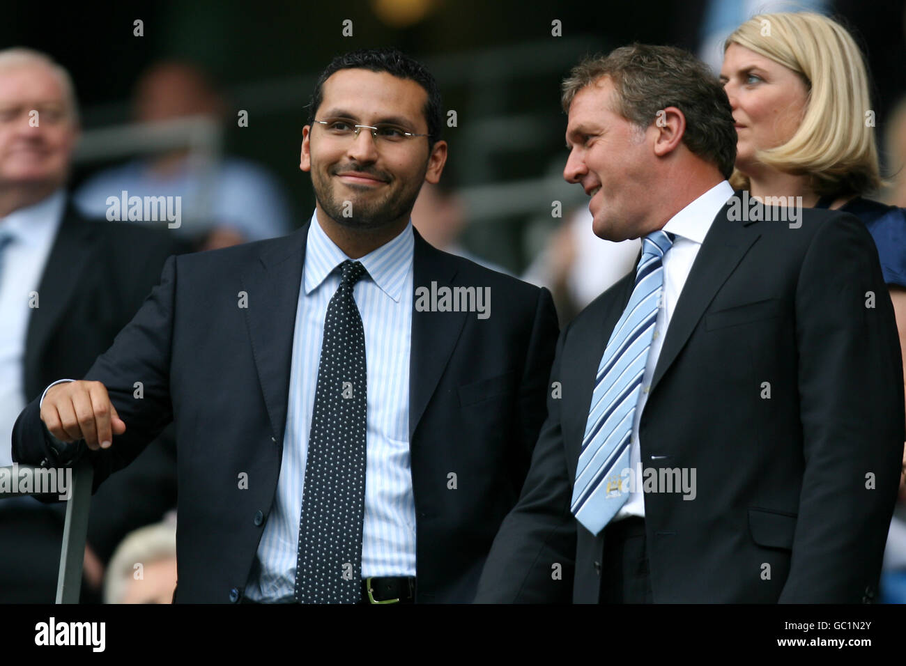 Garry Cook, directeur général de Manchester City (à droite) et Khaldoon, président Al Moubarak dans les tribunes Banque D'Images