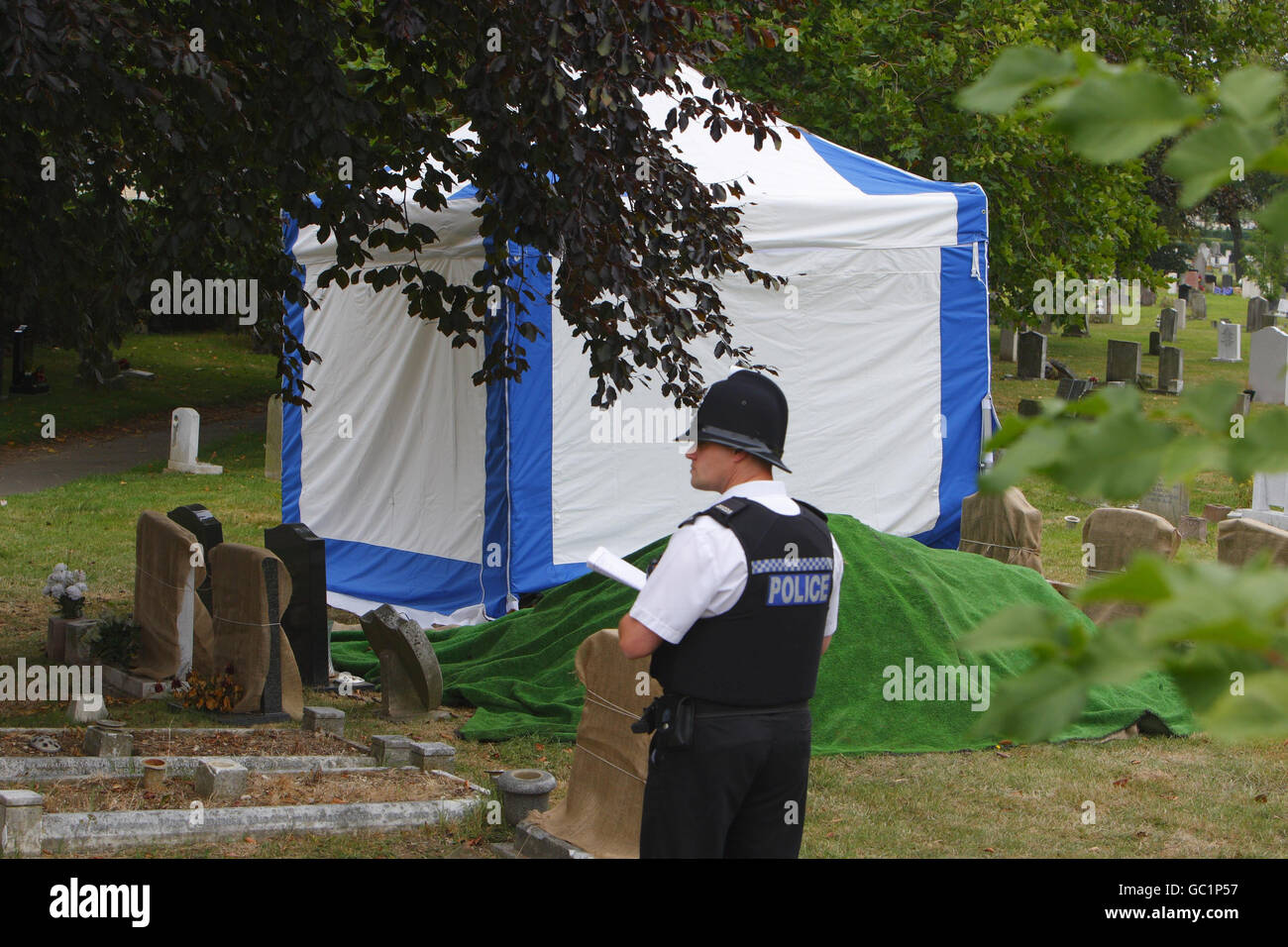 La police du Hampshire garde à une tombe du cimetière de Kingston à Portsmouth où le corps d'un homme a été exhumé pendant la nuit dans le cadre du meurtre de Teresa de Simone en 1979. Banque D'Images