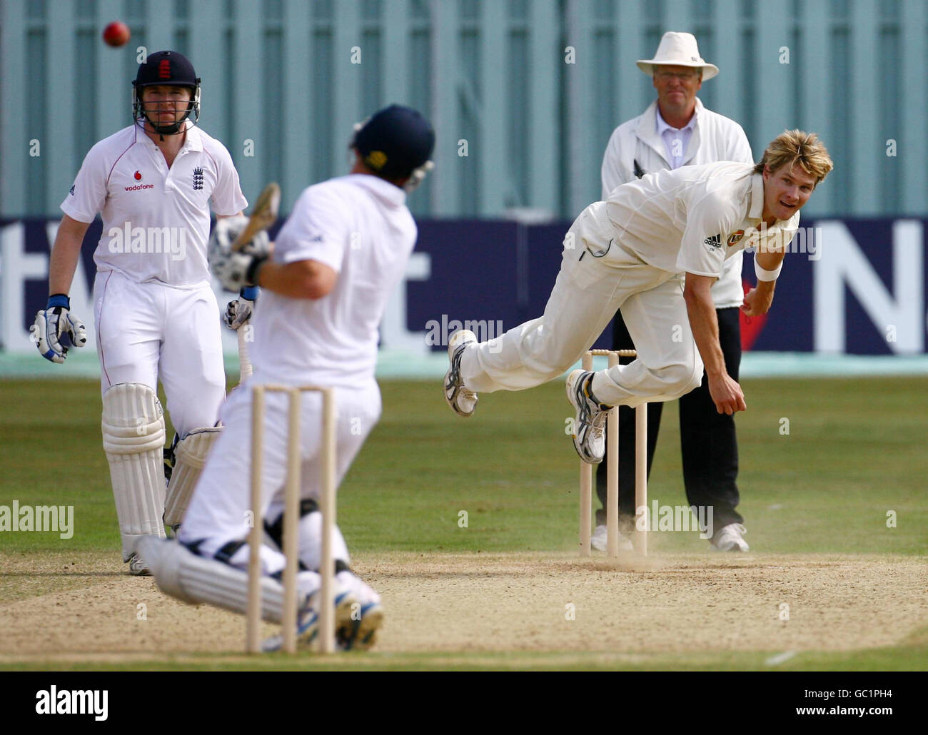 Shane Watson, de l'Australie, se jette dans les boules du batteur d'Angleterre Andrew Gale, observé par Jamie Dalrymple pendant le match du Tour au St Lawrence Ground, à Canterbury. Banque D'Images