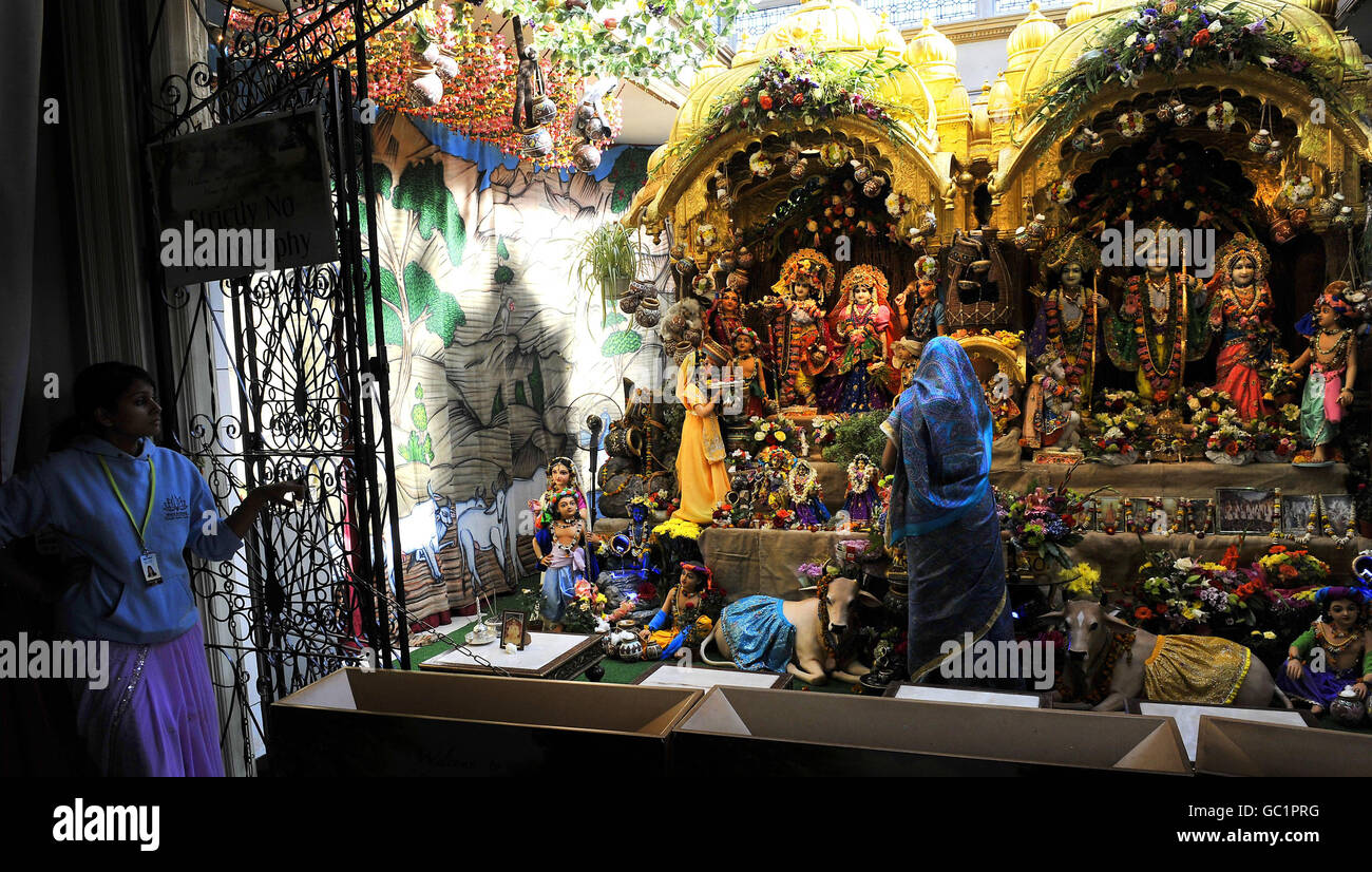 Les pèlerins adorent le temple lors du festival Shree Krishna Janmashtami au Bhaktivedanta Manor à Watford. Banque D'Images