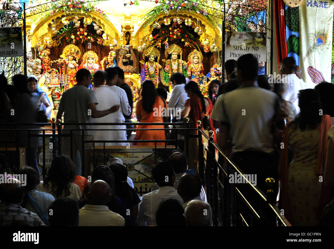 Les pèlerins adorent le temple lors du festival Shree Krishna Janmashtami au Bhaktivedanta Manor à Watford. Banque D'Images