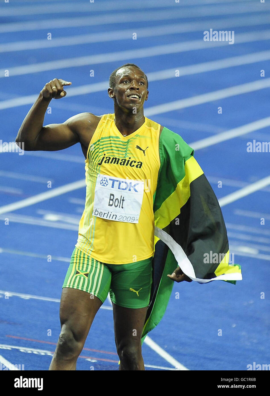La Jamaïque Usain Bolt célèbre la victoire de la finale de 100m masculin  dans un nouveau record du monde de 9.58 secondes lors des Championnats du  monde de l'IAAF à l'Olympiastadion, Berlin