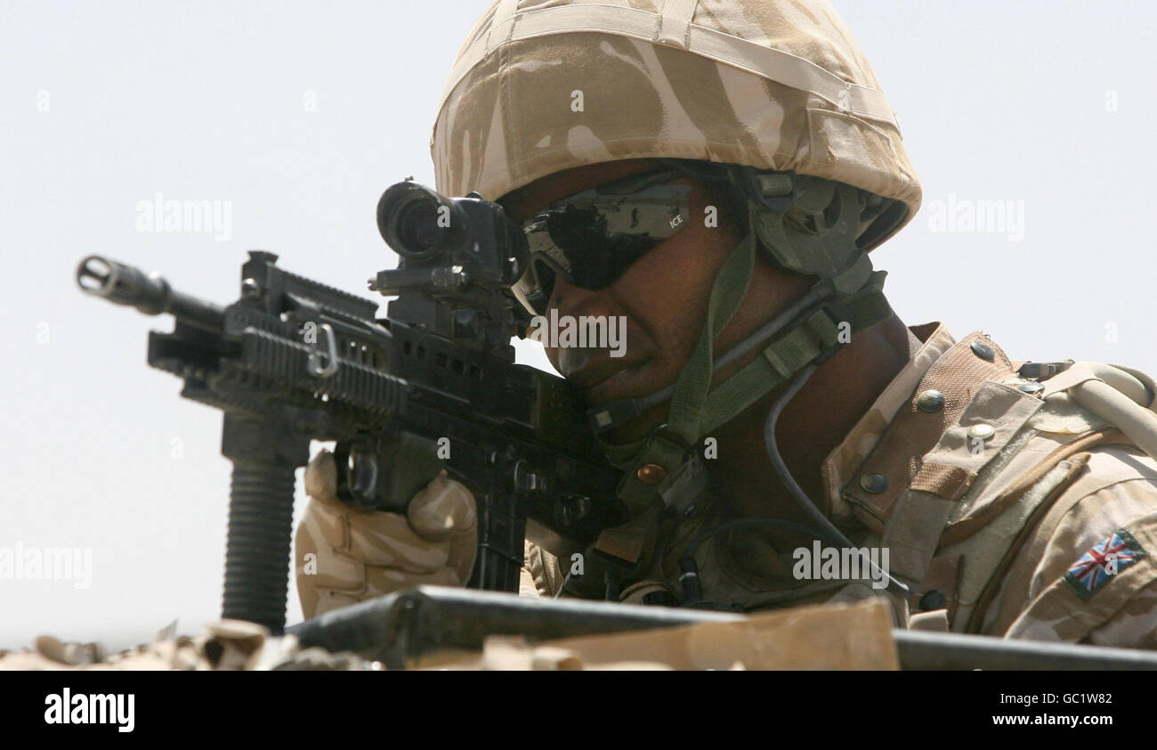 Gunner Watanger du 40e Régiment l'Artillerie royale regarde à travers son fusil pendant une patrouille en passant devant un bureau de vote à Lashkar Gah, en Afghanistan. Banque D'Images