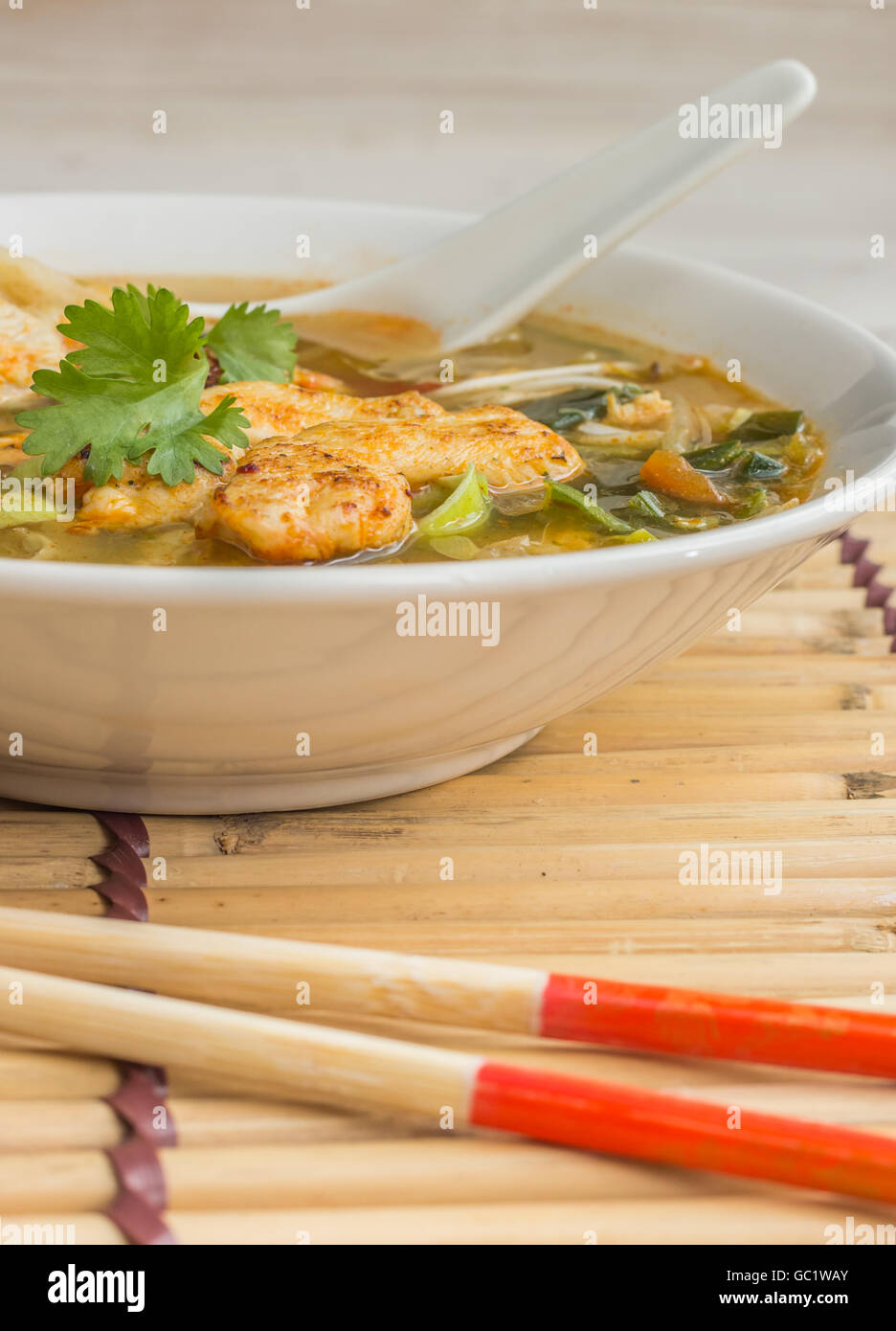 Soupe de poulet avec légumes et coriandre Banque D'Images