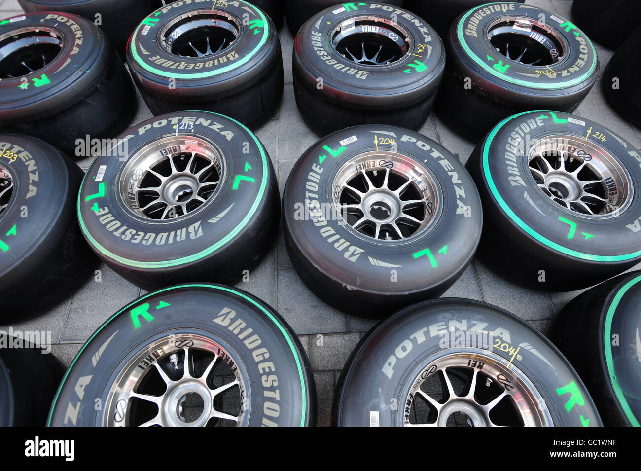 Une vue de genral de certains pneus Bridgestone pendant la journée de  paddock au circuit Valencia, Espagne Photo Stock - Alamy