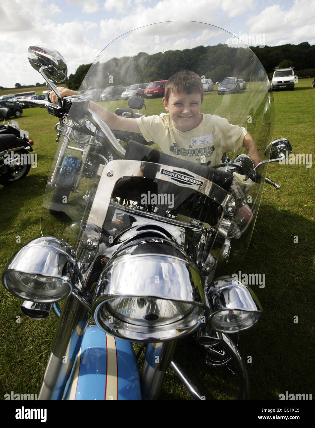 James Johnston, 10 ans, de Chatham, est assis sur une moto Harley Davidson,  l'une des nombreuses activités proposées, pendant la journée d'évasion  annuelle de la charité pour enfants Starlight - pour aider