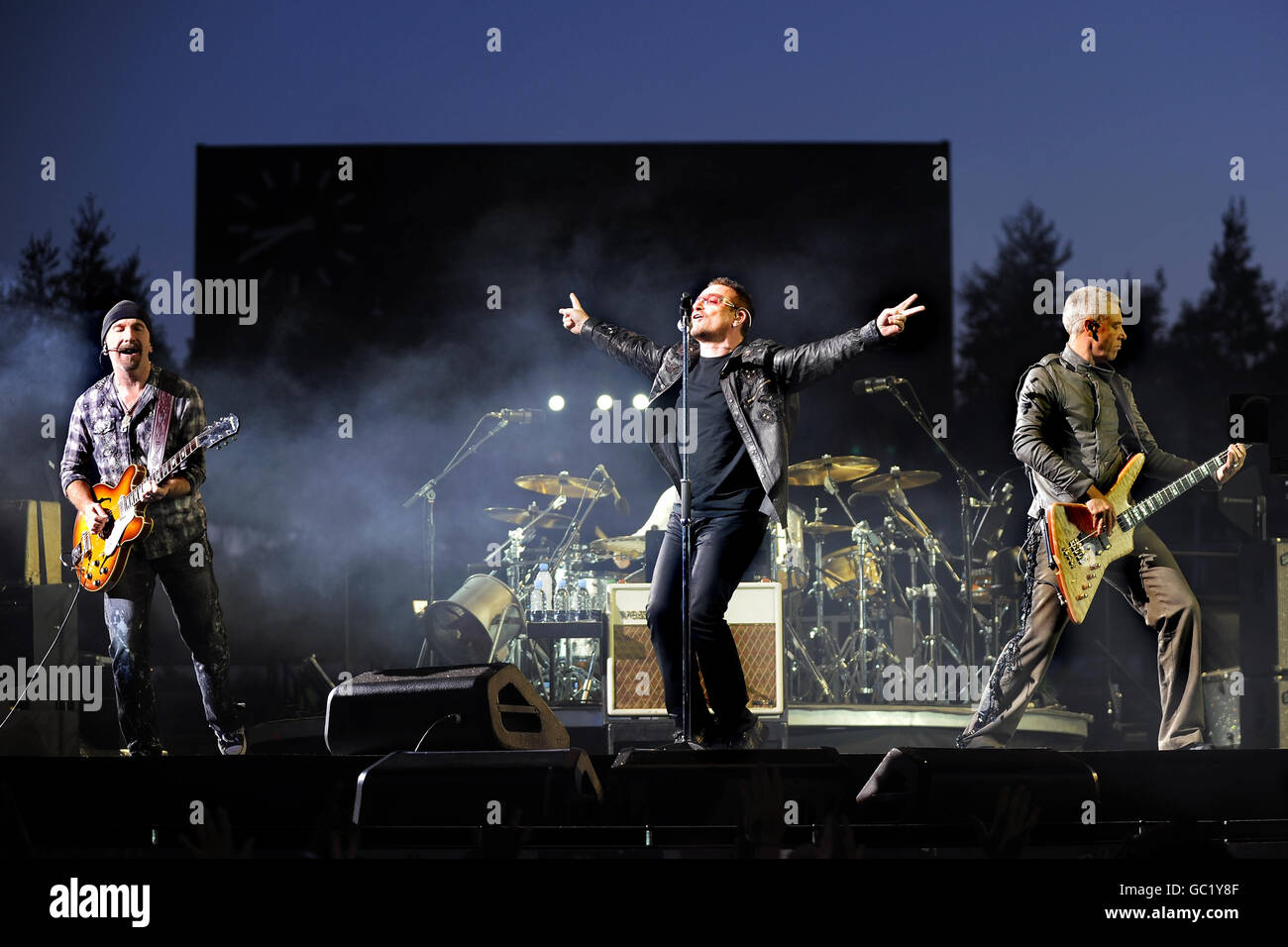 De gauche à droite. The Edge, Bono et Adam Clayton de U2 se jouent en direct au Don Valley Stadium de Sheffield dans le cadre de leur tournée de 360. Banque D'Images