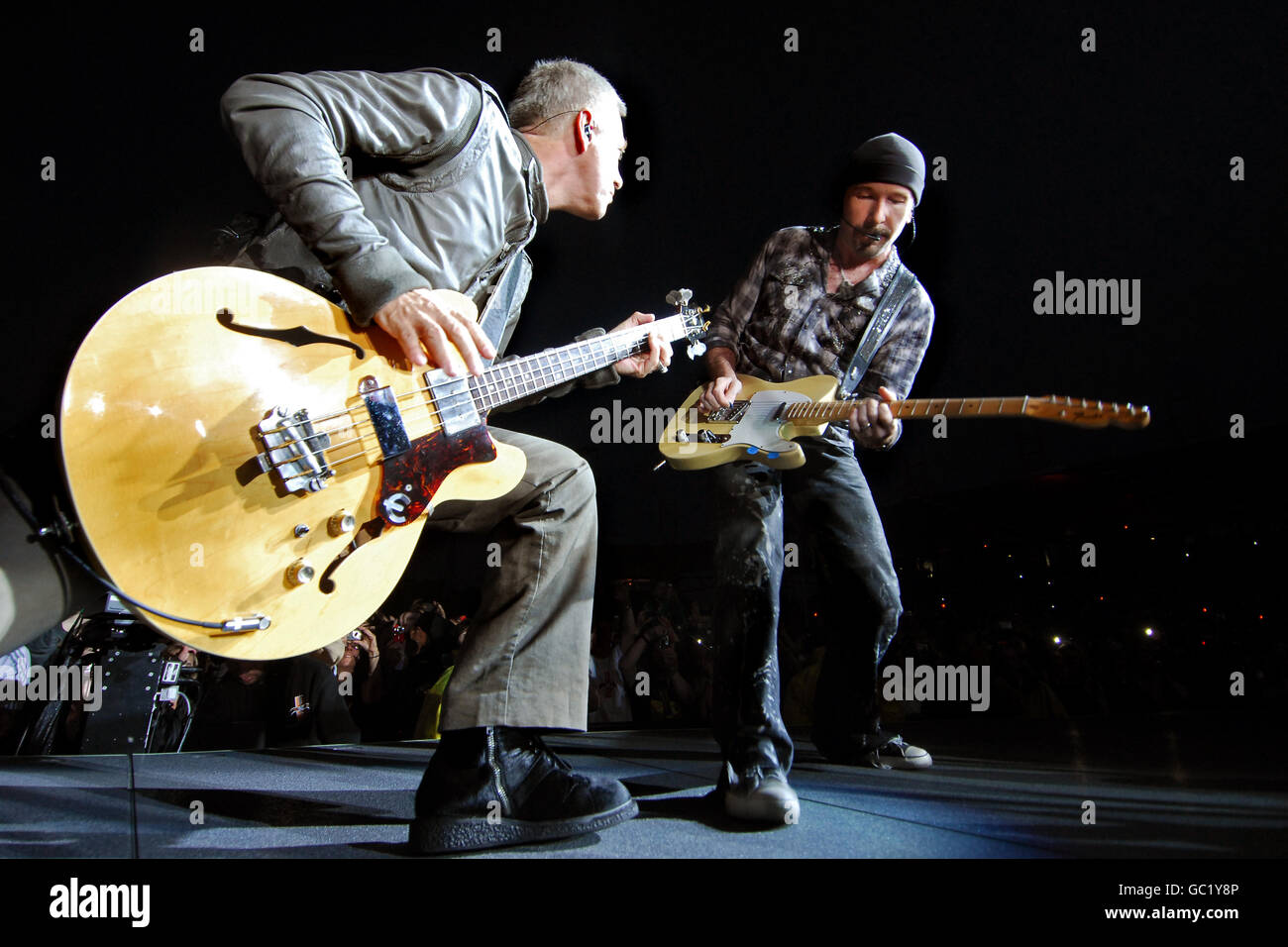 Adam Clayton (à gauche) et The Edge of U2 se jouent en direct au stade Don Valley de Sheffield dans le cadre de leur visite à 360 degrés. Banque D'Images