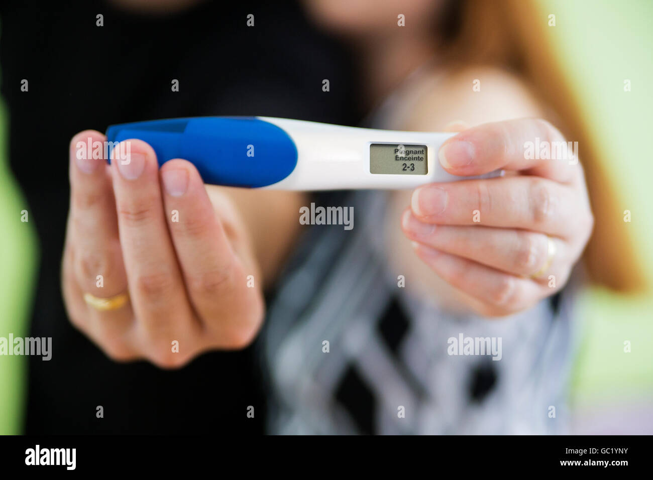 Close up on positive pregnancy test Banque de photographies et d'images à  haute résolution - Alamy