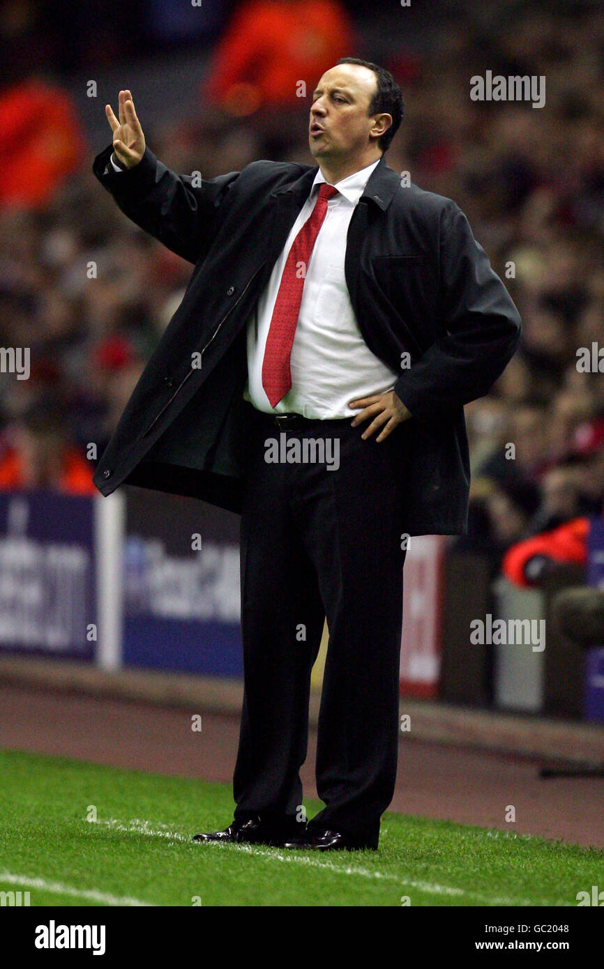 Football - Ligue des champions de l'UEFA - Groupe A - Liverpool v Olympiakos.Rafael Benitez, le directeur de Liverpool, crie les instructions depuis le banc de touche Banque D'Images