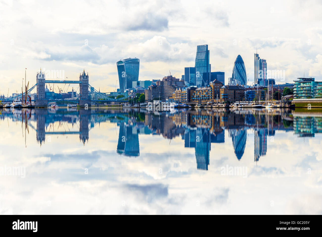 La ville de Londres avec des nuages avec sa réflexion à partir de la Tamise Banque D'Images