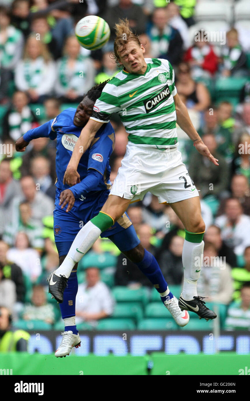 Soccer - Clydesdale Bank Scottish Premier League - Celtic v St Johnstone - Celtic Park. Colin Samuel, St Johnstone et Glenn Loovens, Celtic Banque D'Images